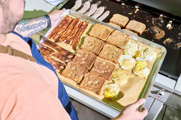 Bacon, ovos e torradas francesas cozidas na grelha plana de topo plano SmartTemp LoCo Cookers Series II de 36 polegadas e 3 queimadores