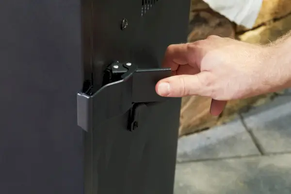 אדם נועל את הדלת ב-Char-Broil Analog Electric Smoker (18202077)