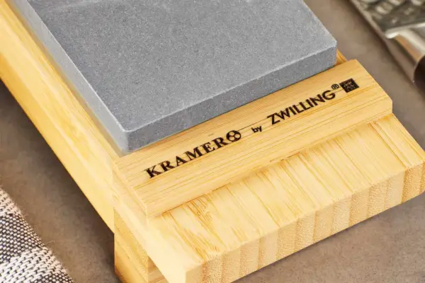 תקריב של סט חידוד סכינים של Zwilling Kramer
