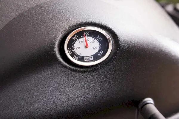Weber Q 1200 그릴의 온도 게이지