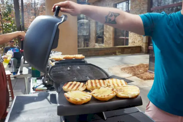 Weber Q1200 가스 그릴의 뚜껑을 들어올리는 팔