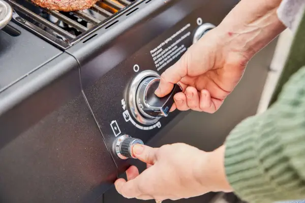 Nexgrill 4-Burner 프로판 가스 그릴의 다이얼을 손으로 돌리는 방법