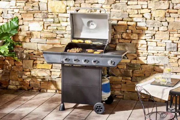 테라스에 전시된 Nexgrill 4구 프로판 가스 그릴