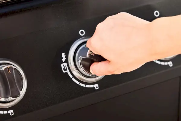 Nexgrill 4-Burner 프로판 가스 그릴의 손잡이를 손으로 돌리기
