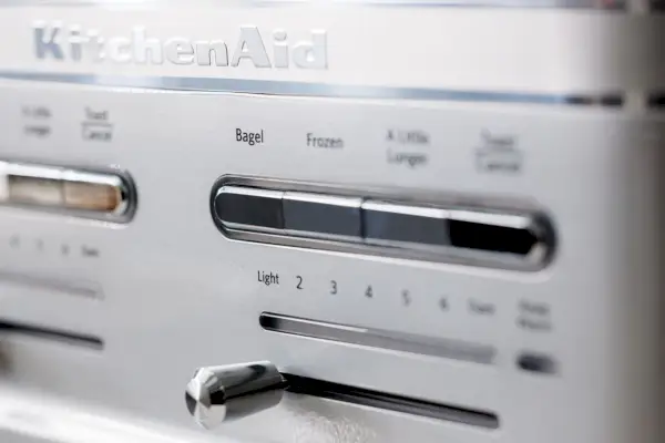 Nähere Ansicht der KitchenAid Pro Line-Serie KMT4203SR mit ihren Funktionen