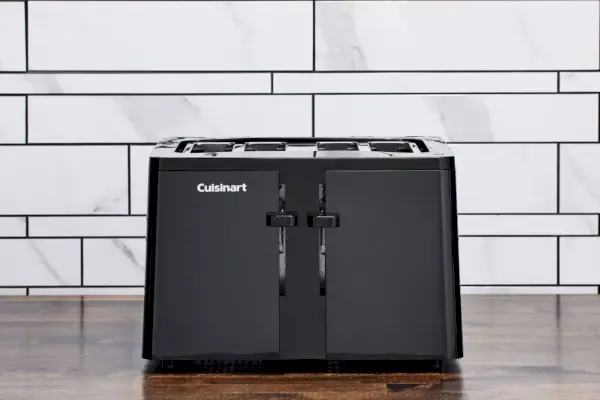 Cuisinart CPT-T40 4-Scheiben-Touchscreen-Toaster auf einer Holztheke