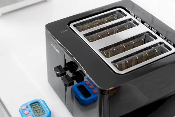 Cuisinart CPT-T40 4-Scheiben-Touchscreen-Toaster auf einer Küchentheke mit Timer