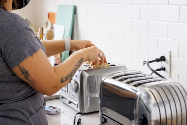 Zwilling Enfinigy Cool Touch 4-Scheiben-Toaster auf einer Holztheke
