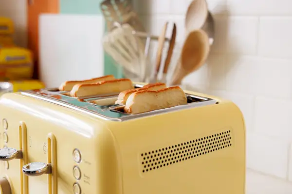Mit Brot gefüllte Teller auf dem Zwilling Enfinigy Cool Touch 4-Scheiben-Toaster