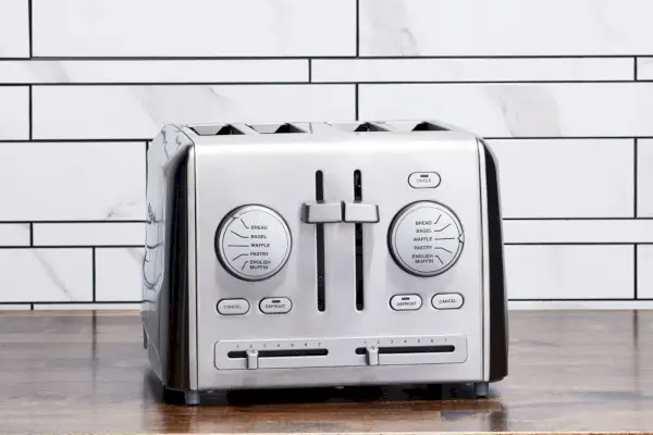 Cuisinart CPT-640 4-Scheiben-Custom-Select-Toaster auf dem Tisch platziert
