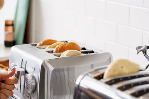 Tabletts mit geröstetem Brot vor Produktkartons für Cuisinart-Toaster
