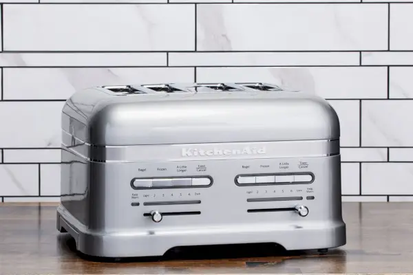 KitchenAid Pro Line Series KMT4203SR auf einer Holztheke
