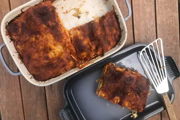 Gotowane jedzenie znajduje się na prostokątnym wypieku Le Creuset z pokrywką na półmisek