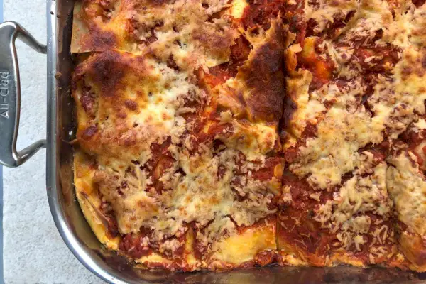Lasagne w całkowicie pokrytej patelni do lasagne ze stali nierdzewnej