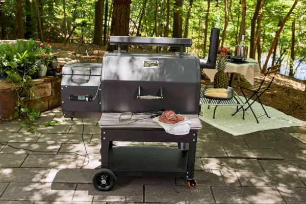 Il grill a pellet Yoder Smokers YS640S è esposto su un patio