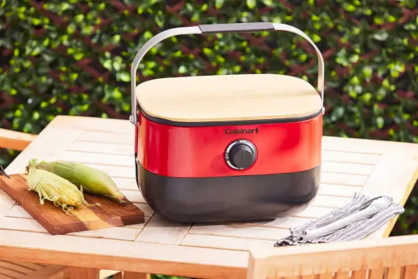 Cuisinart Venture גריל גז נייד מוצג על שולחן עץ