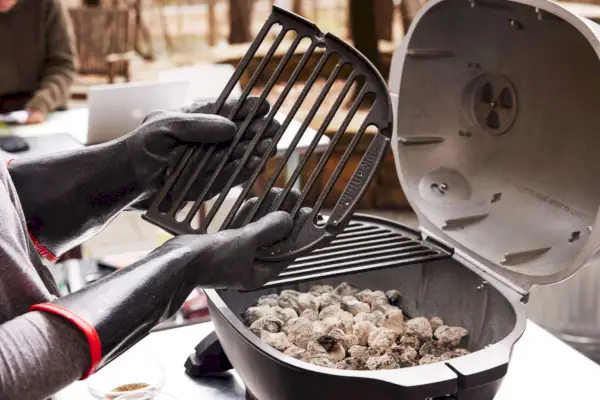 אדם שמסתכל על PK Grills PKGo Camp ומערכת הצלייה של דלת תא המטען
