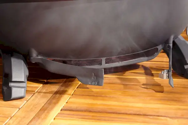 PK Grills מערכת הצלייה של PKGo Camp ודלת תא המטען מונחת על השולחן