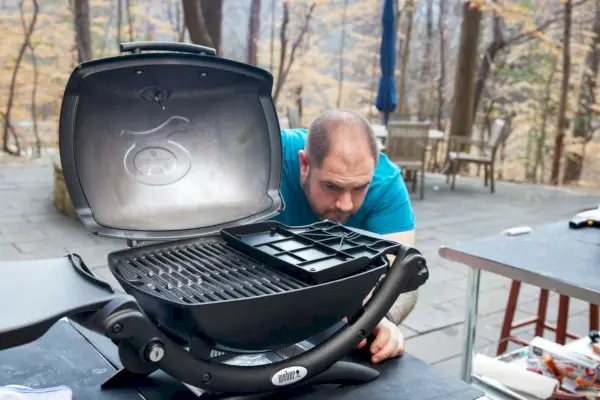 אדם שמתקין את גריל הגז Weber Q1200
