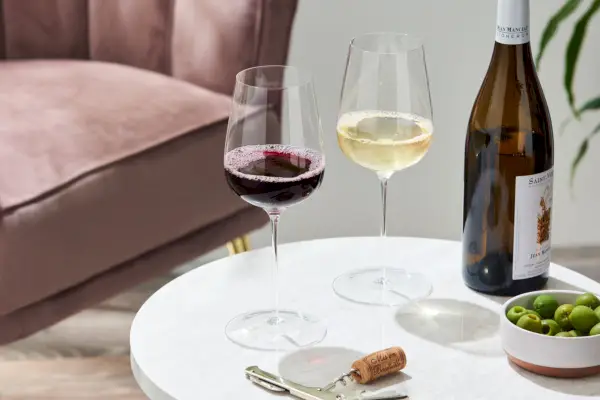 소품과 함께 테이블 위에 포즈를 취한 두 개의 Glasvin Universal Wine Glass