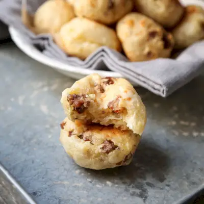 Brazylijski Chleb Serowy Nadziewany Kiełbasą (Pao de Queijo)