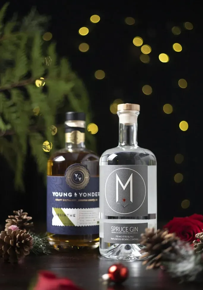 fľašu Spruce Ginu vedľa Young and Yonder Absinthe.' loading='lazy' title=