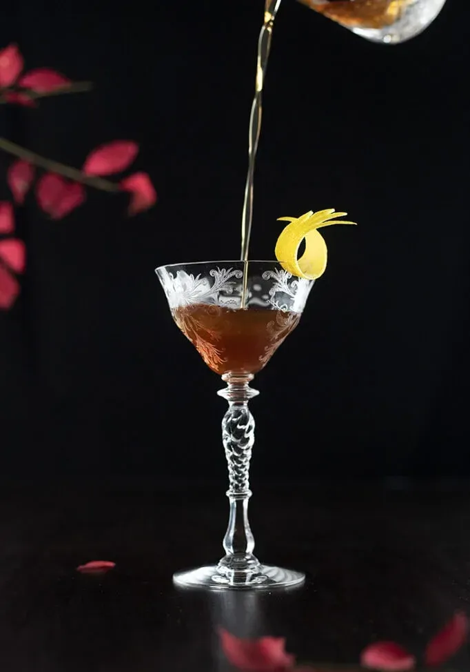 nalévání koktejlu do sklenice' loading='lazy' title=