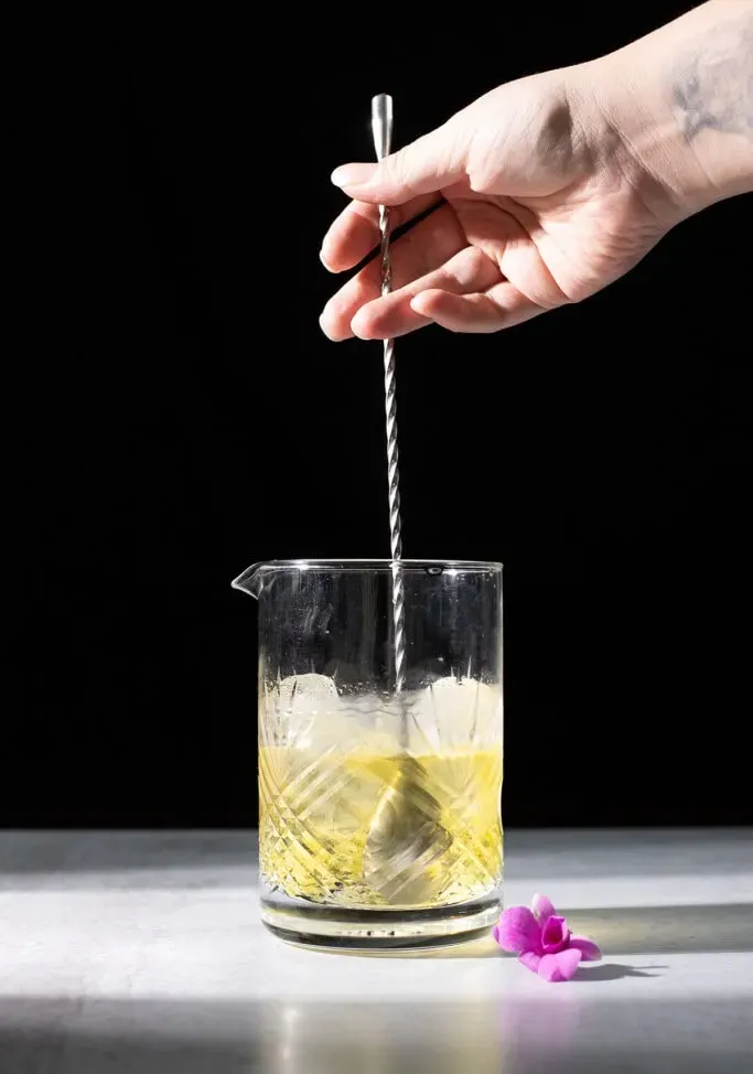 revolviendo un Loro Amarillo en un vaso mezclador.' loading='lazy' title=