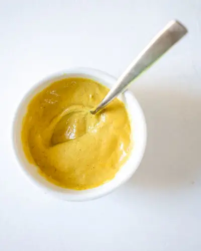 Como fazer queijo nacho vegano. Uma receita saudável de molho de queijo nacho vegano