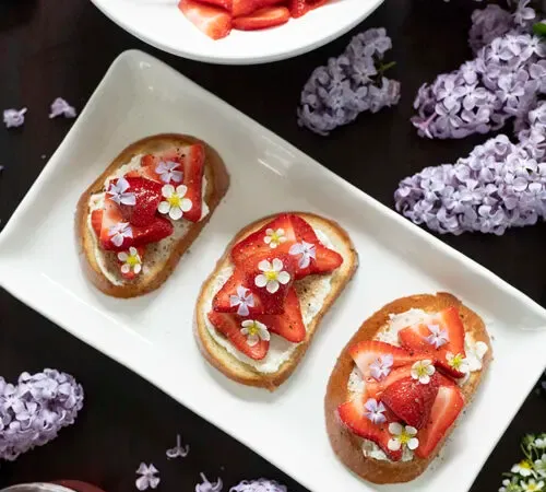 딸기와 라일락 토스트를 얹은 플래터' title=