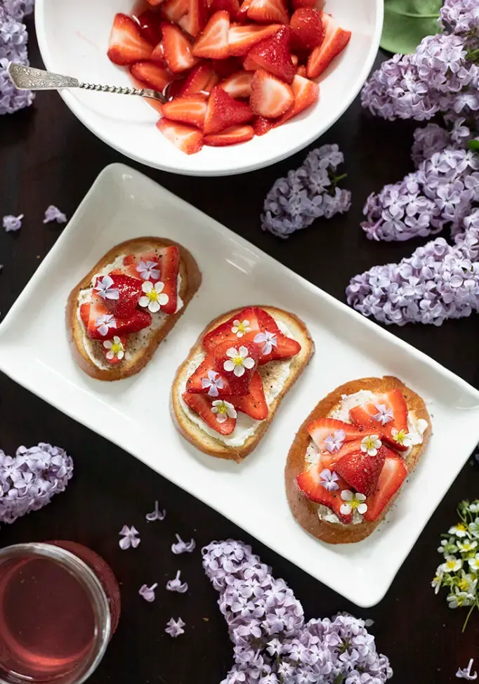 Erdbeer-Flieder-Crostini-Vorspeisen