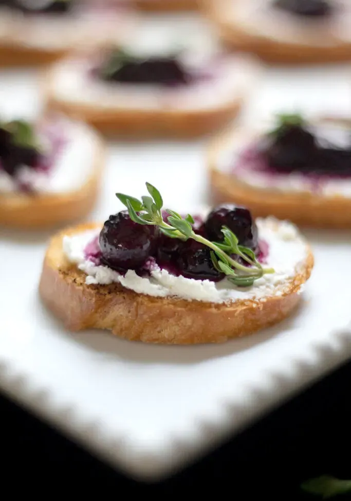 Crostinis au fromage de chèvre aux bleuets et au thym