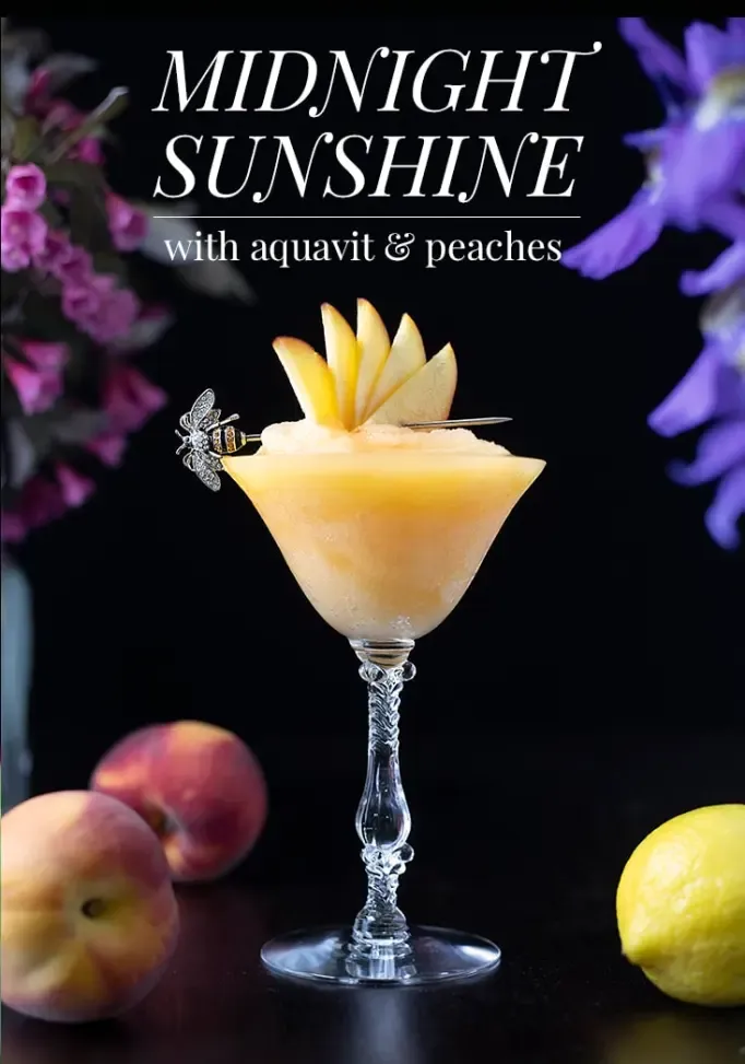 Gefrorener gelber Cocktail in einem Coupé-Glas' title=