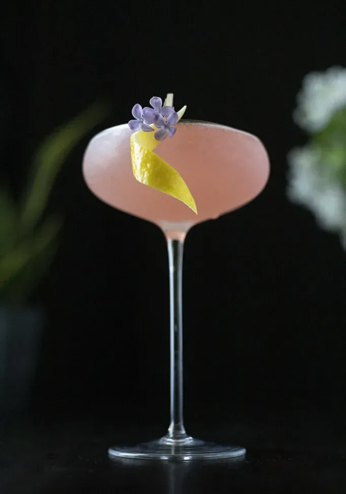 Aquavit Sour de flor de saúco y pomelo