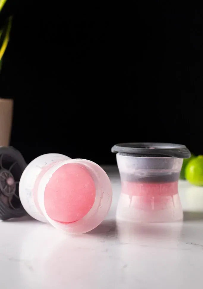 sfere di ghiaccio rosa congelate negli stampi Tovolo.' loading='lazy' title=