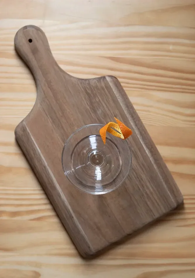 Eine Orangenschale in dünne Streifen schneiden' title=