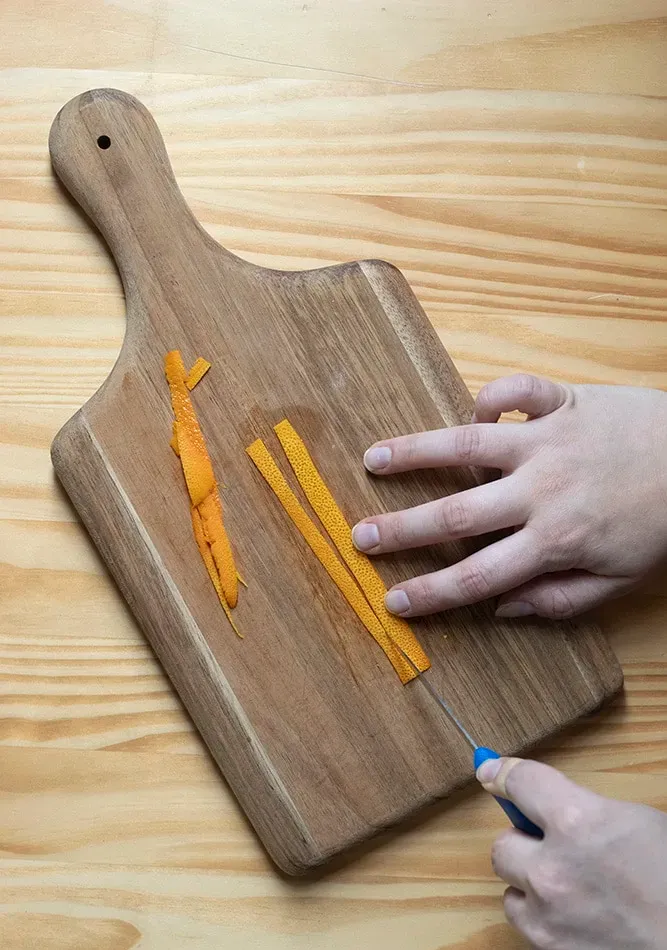 Leitfaden für Cocktailgarnituren mit Zitrusschalen' title=