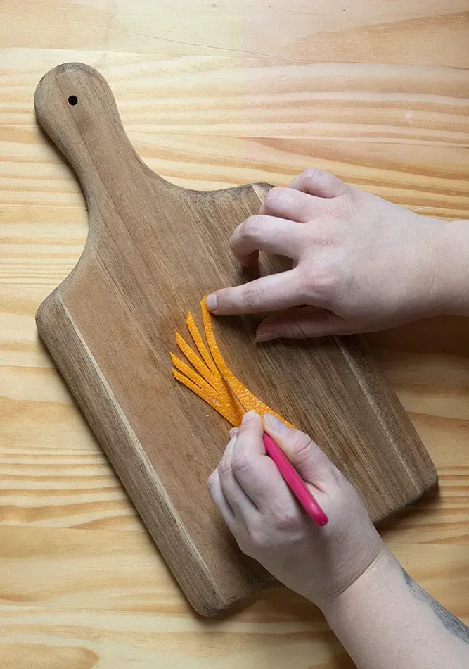 Brauner Cocktail in einem Stielglas mit einer Zitronennote' title=