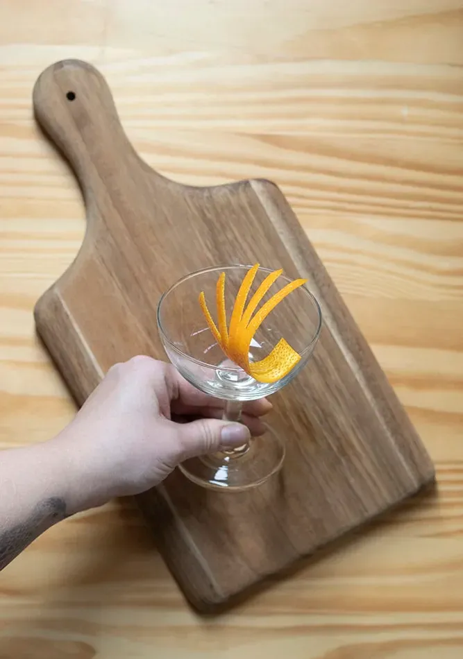 eine sehr lange Orangenschale' title=