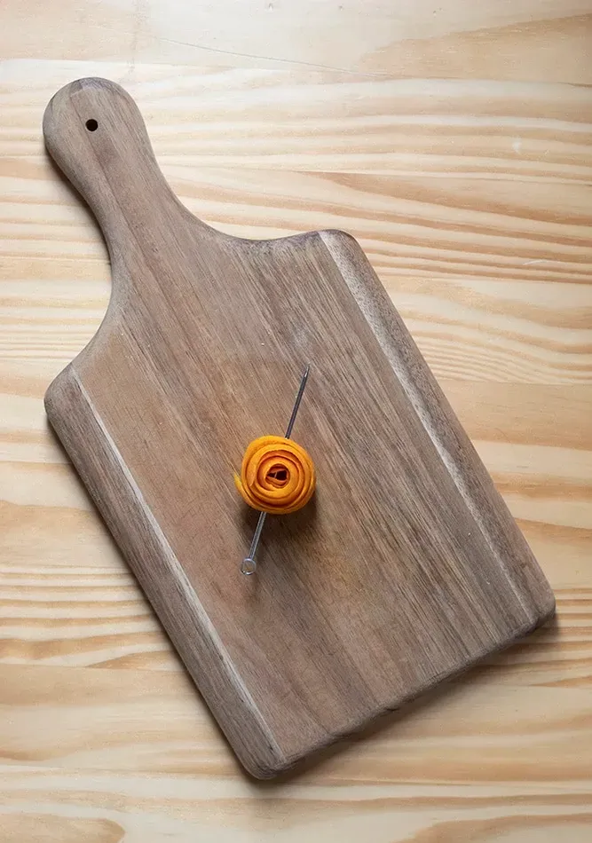 Eine Orangenschale so abschneiden, dass sie wie ein Blatt aussieht' title=