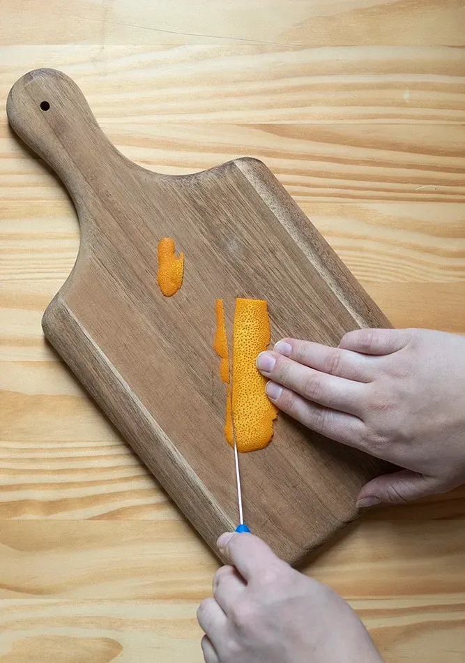 Eine Orangenschale abschneiden' title=