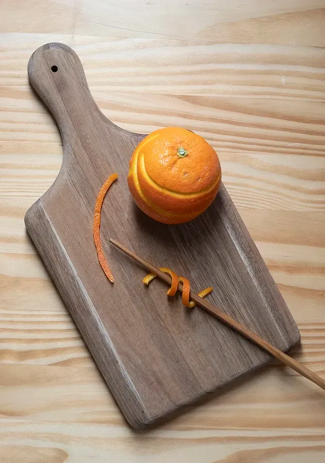 eine orangefarbene Drehung auf einem Essstäbchen' title=