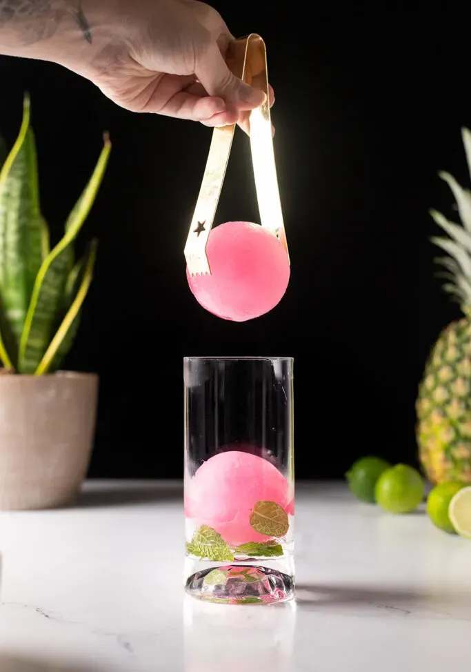 ružové kokosové vodné ľadové gule' title=