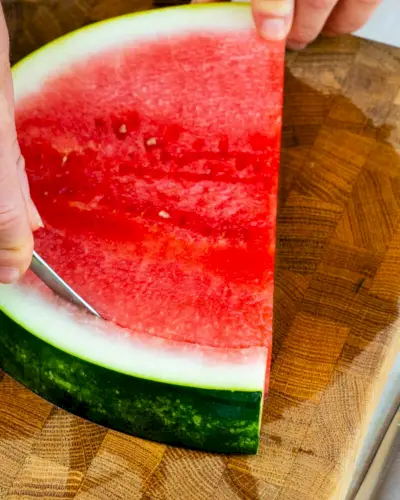 Jak krájet meloun: Odstraňte kůru