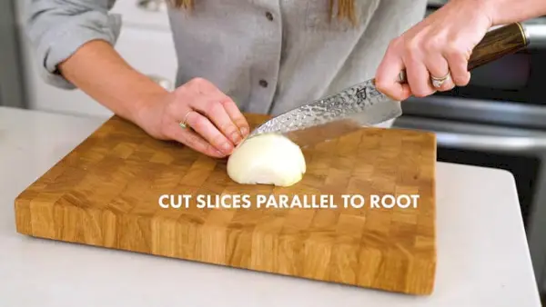 Wie man eine Zwiebel schneidet | Schneiden Sie die Scheiben parallel zur Wurzel