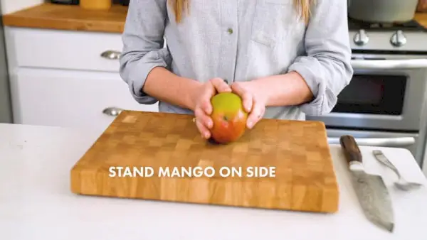 Jak krájet mango | Postavte mango na bok
