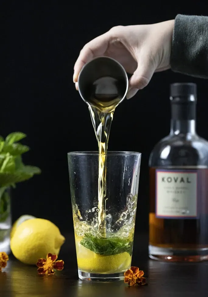 verser du whisky dans un shaker' loading='lazy' title=