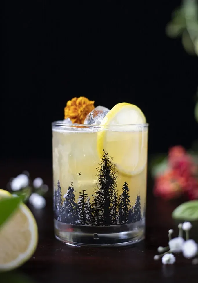 Corsa all'oro (ricetta semplice per il cocktail bourbon)