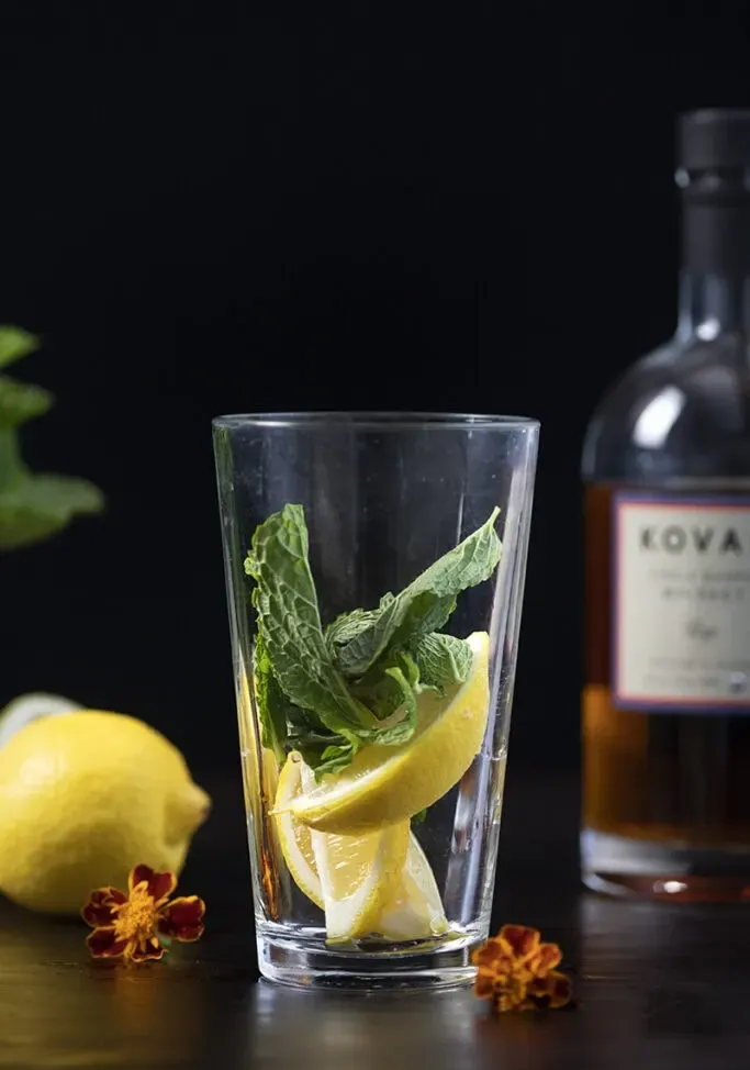 פלחי נענע ולימון בכוס ליטר' loading='lazy' title=