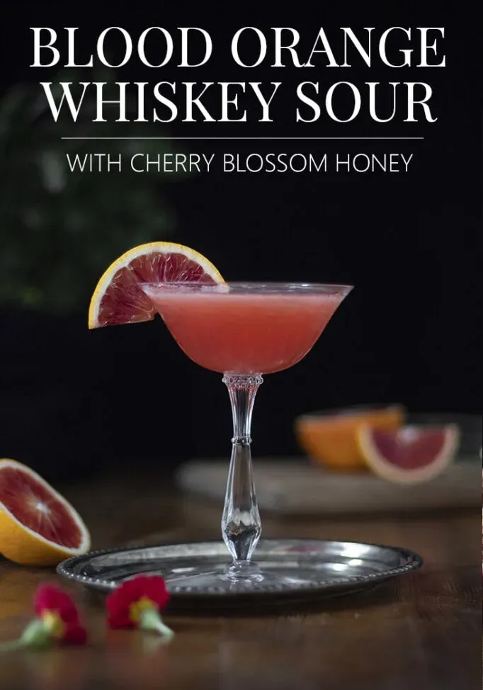 Krvavý pomaranč whisky kyslá s medom z čerešňových kvetov